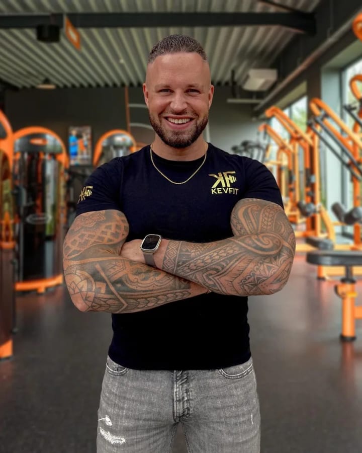 Kevin Aalbers, online coach en personal trainer bij KEVFIT, in de sportschool