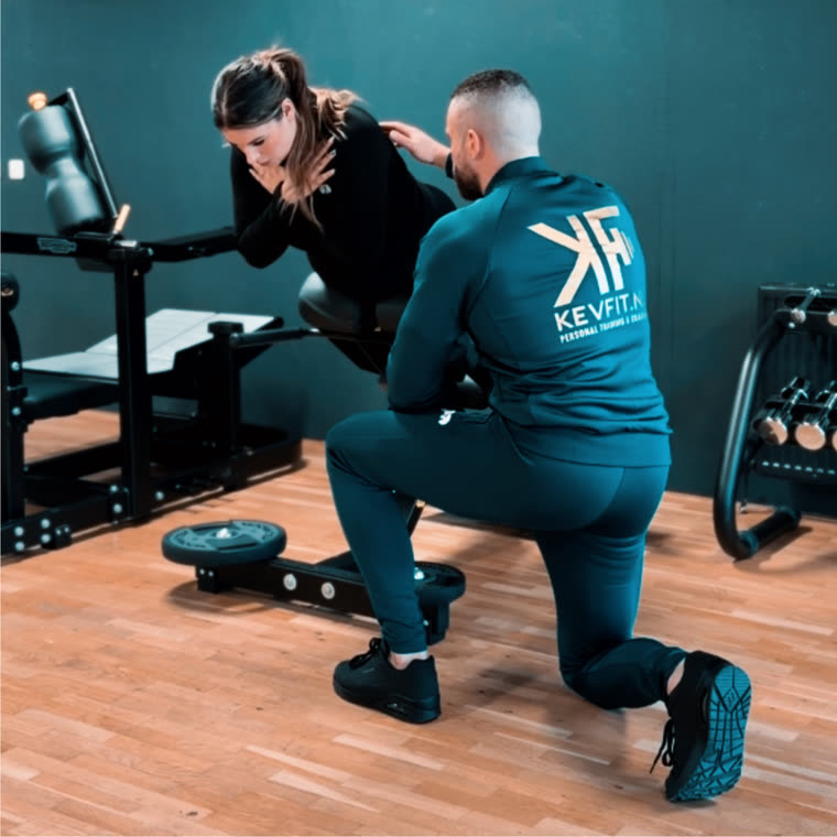 Kevin corrigeert de houding van een klant tijdens de training