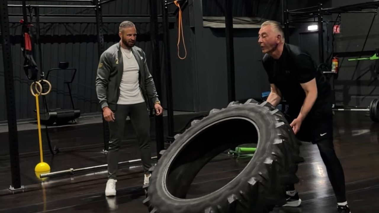 Kevin Aalbers begeleidt een klant tijdens functionele krachttraining