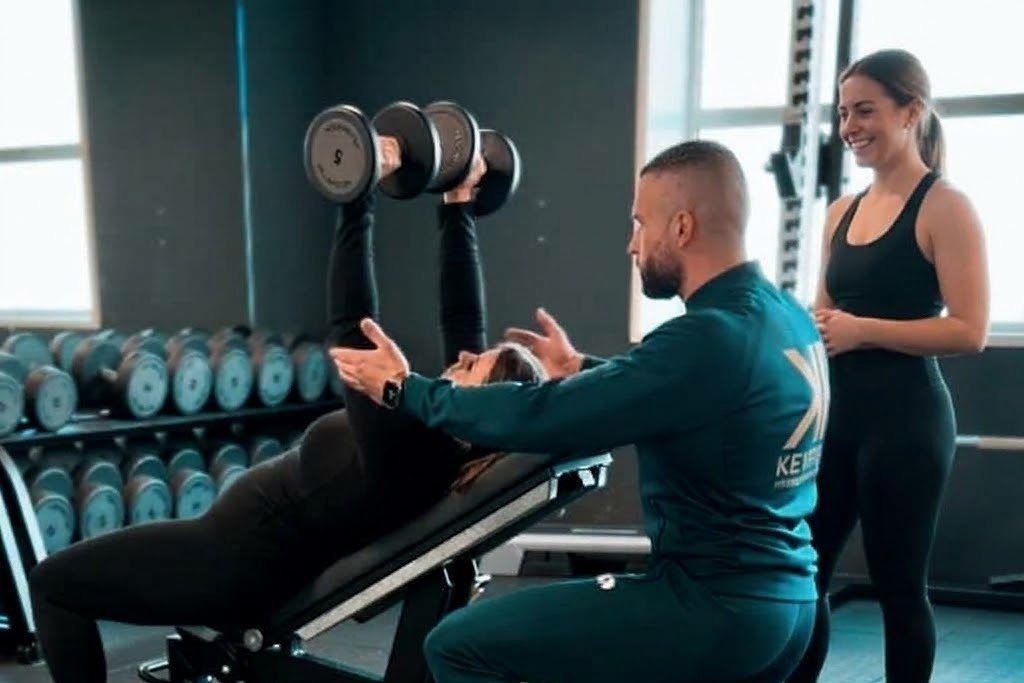 Kevin begeleidt twee klanten tijdens een duo personal training