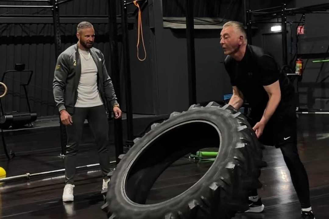 Kevin begeleidt een klant 1-op-1 tijdens functionele krachttraining