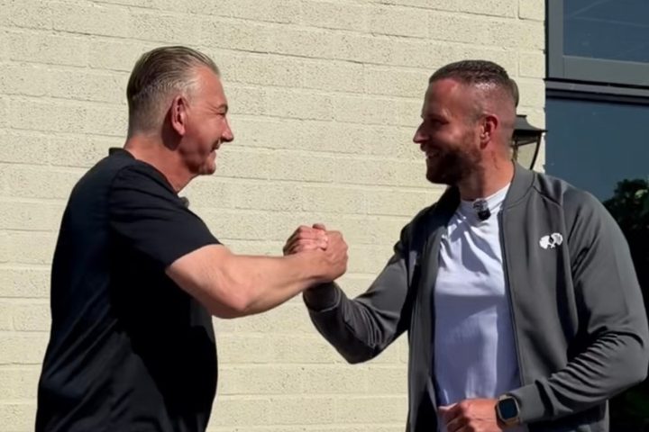 Kevin Aalbers begroet een klant bij de start van de persoonlijke intake