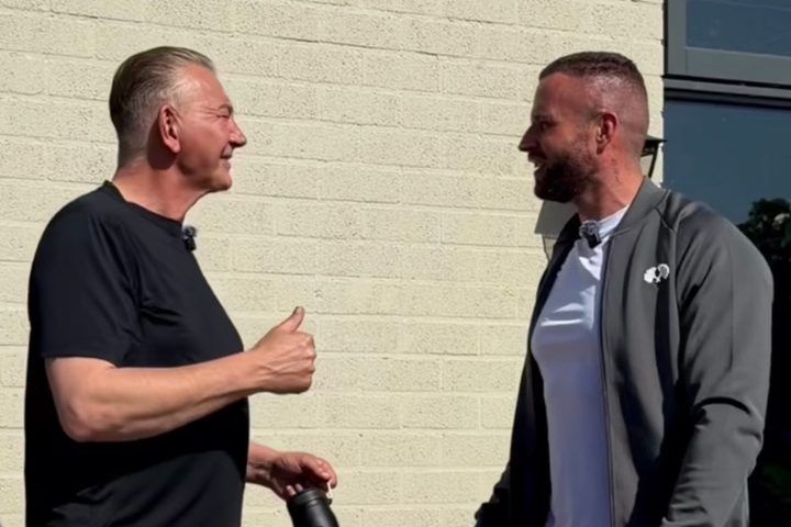 Kevin Aalbers in gesprek met een klant die een duim omhoog steekt
