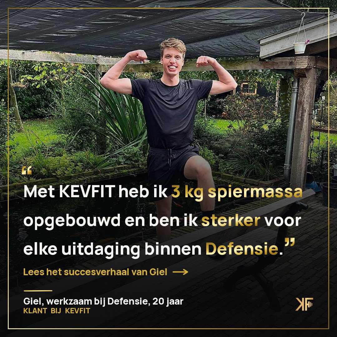 Giel (20), werkzaam bij Defensie, met gespannen armen in de tuin, met zijn uitspraak: Met KEVFIT heb ik 3 kg spiermassa opgebouwd en ben ik sterker voor elke uitdaging binnen Defensie.